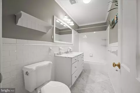 Bath - 1112 Hampton Garth, Towson, MD 21286 photo 4 of 7