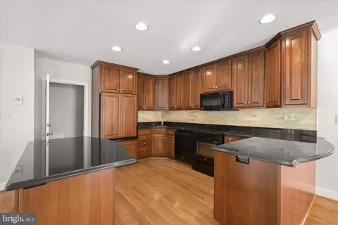 Kitchen - 1112 Hampton Garth, Towson, MD 21286 photo 2 of 4
