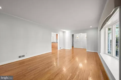 Living - 1112 Hampton Garth, Towson, MD 21286 photo 6 of 17