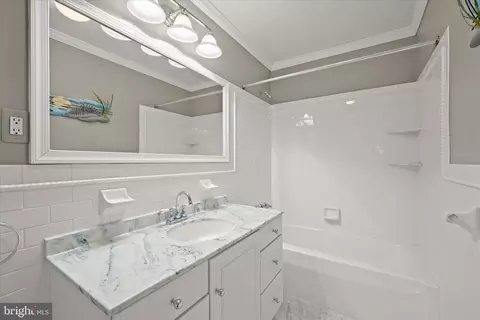 Bath - 1112 Hampton Garth, Towson, MD 21286 photo 5 of 7