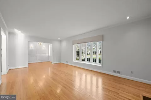 Living - 1112 Hampton Garth, Towson, MD 21286 photo 5 of 17