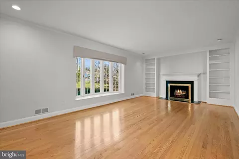 Living - 1112 Hampton Garth, Towson, MD 21286 photo 3 of 17