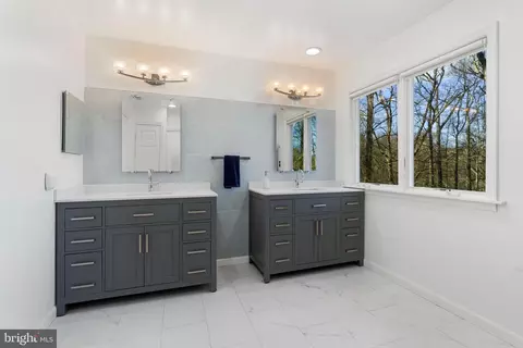 Bath - 10 Seven Springs Ct, Phoenix, MD 21131 photo 1 of 3