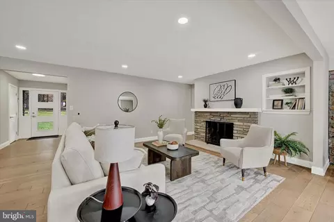Living - 550 Hampton Ln, Towson, MD 21286 photo 3 of 7