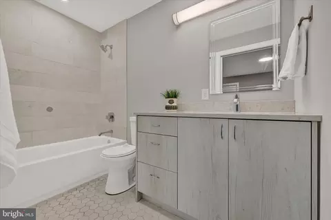 Bath - 550 Hampton Ln, Towson, MD 21286 photo 3 of 5