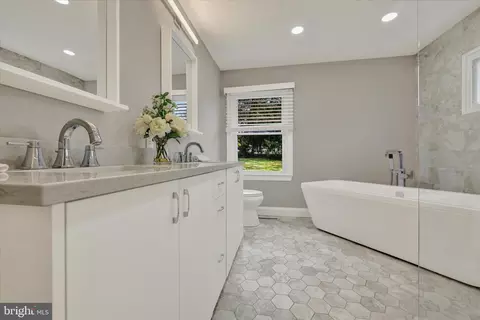 Bath - 550 Hampton Ln, Towson, MD 21286 photo 1 of 5