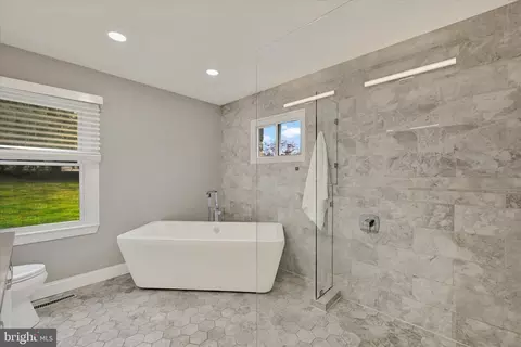 Bath - 550 Hampton Ln, Towson, MD 21286 photo 2 of 5