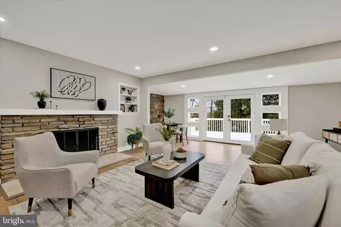 Living - 550 Hampton Ln, Towson, MD 21286 photo 2 of 7