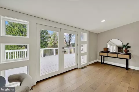 Entry Way - 550 Hampton Ln, Towson, MD 21286 photo 3 of 7