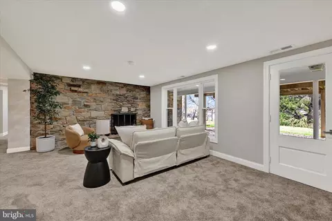 Living - 550 Hampton Ln, Towson, MD 21286 photo 6 of 7
