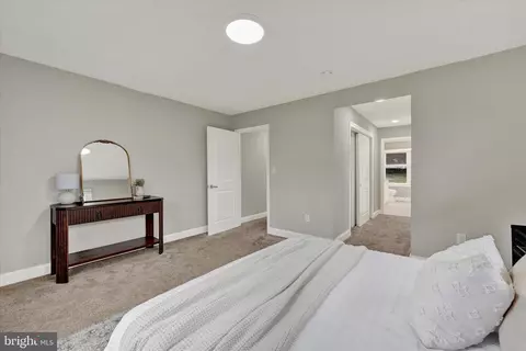 Entry Way - 550 Hampton Ln, Towson, MD 21286 photo 4 of 7