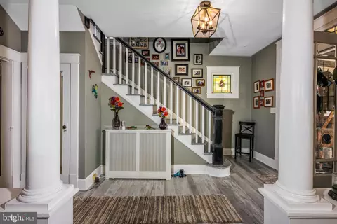 Entry Way - 808 Warwick Rd, Baltimore, MD 21229 photo 3 of 4