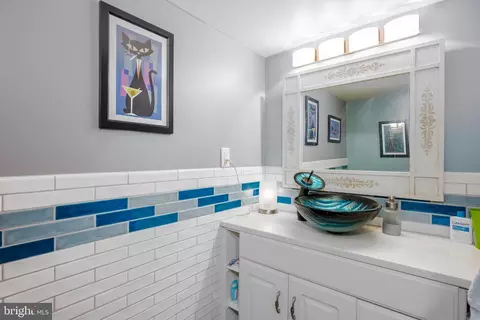 Bath - 808 Warwick Rd, Baltimore, MD 21229 photo 3 of 3