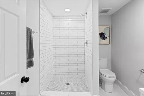 Bath - 4513 Raspe Ave, Baltimore, MD 21206 photo 4 of 7