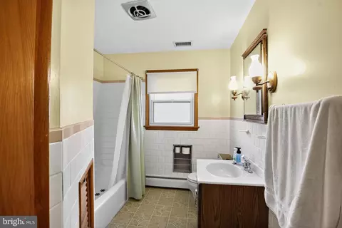 Bath - 1110 Seneca Rd, Middle River, MD 21220 photo 2 of 3