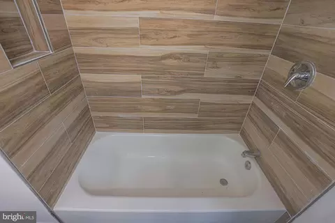 Bath - 9 Glenmore Ave, Baltimore, MD 21206 photo 2 of 4