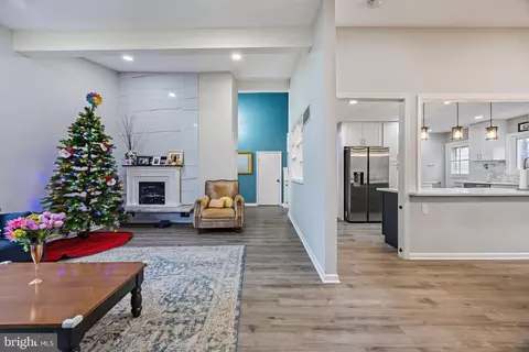Entry Way - 6206 Pleasant View Ave, Baltimore, MD 21209 photo 4 of 6