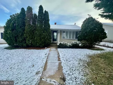 28 Right Wing Dr, Middle River, MD 21220
