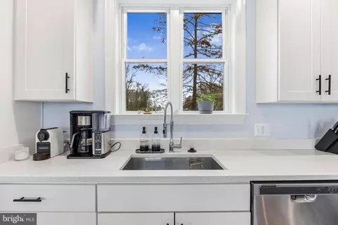 Kitchen - 3628 Bay Dr, Middle River, MD 21220 photo 6 of 7