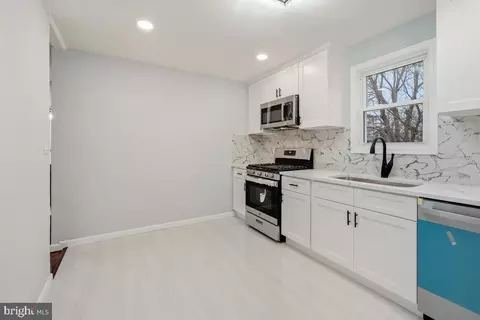 Entry Way - 30 3rd Ave, Halethorpe, MD 21227 photo 3 of 9