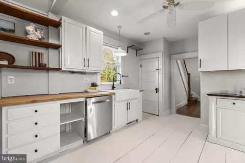 Kitchen - 4413 Hooper Ave, Baltimore, MD 21229 photo 3 of 4