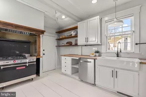 Kitchen - 4413 Hooper Ave, Baltimore, MD 21229 photo 1 of 4