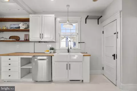 Kitchen - 4413 Hooper Ave, Baltimore, MD 21229 photo 2 of 4