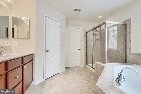 Entry Way - 5908 Gambrill Cir, White Marsh, MD 21162 photo 5 of 9