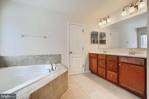 Entry Way - 5908 Gambrill Cir, White Marsh, MD 21162 photo 6 of 9