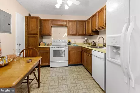 Kitchen - 205 E Joppa Rd #1706, Towson, MD 21286 photo 2 of 3