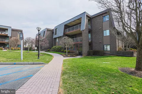 2 Stonehenge Cir #9, Pikesville, MD 21208