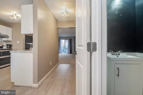 Entry Way - 3902 Hunt Hbr, Middle River, MD 21220 photo 1 of 4