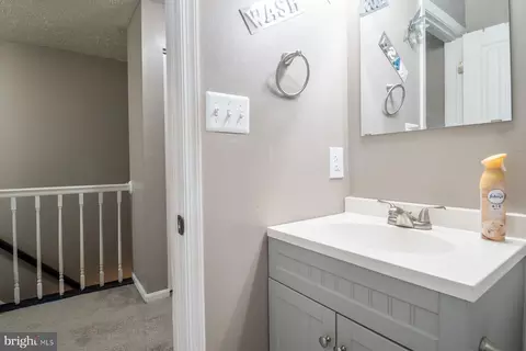 Entry Way - 3902 Hunt Hbr, Middle River, MD 21220 photo 4 of 4