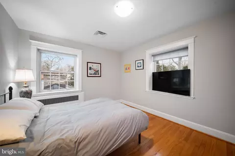 Bedroom - 101 Thicket Rd, Baltimore, MD 21212 photo 3 of 4