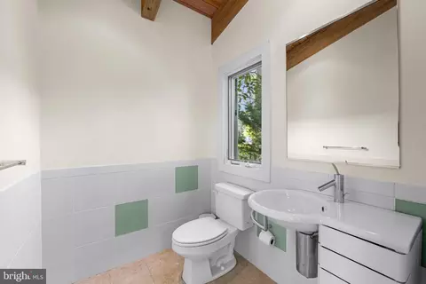 Bath - 6 Meadow Rd, Baltimore, MD 21212 photo 6 of 7