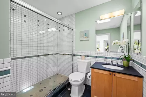 Bath - 6 Meadow Rd, Baltimore, MD 21212 photo 3 of 7