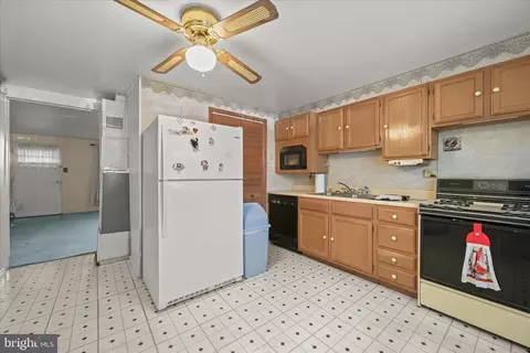 Entry Way - 446 Bigley Ave, Halethorpe, MD 21227 photo 2 of 4