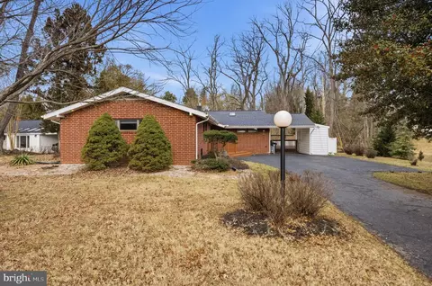 8 Peachtree Ct, Pikesville, MD 21208