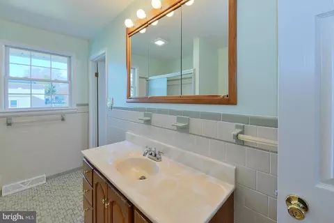 Bath - 3702 E Joppa Rd, Nottingham, MD 21236 photo 2 of 7