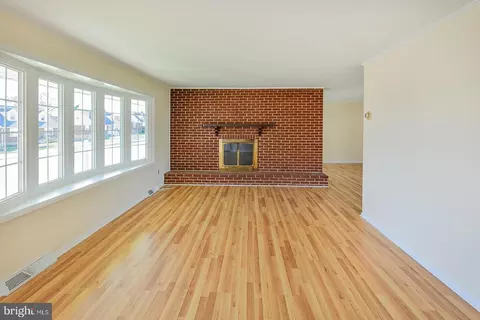 Living - 3702 E Joppa Rd, Nottingham, MD 21236 photo 4 of 15
