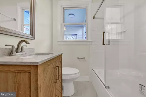 Bath - 1032 Elm Ridge Ave, Baltimore, MD 21229 photo 1 of 2