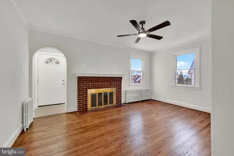 Living - 1032 Elm Ridge Ave, Baltimore, MD 21229 photo 2 of 4