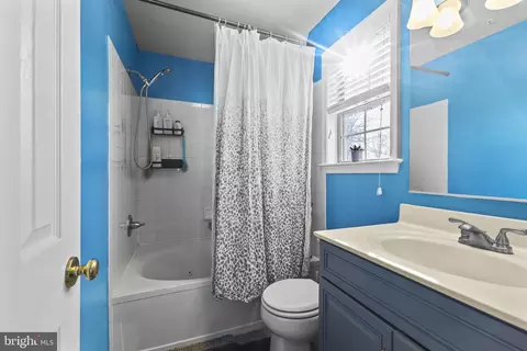 Bath - 2320 B Falls Gable Ln #B, Baltimore, MD 21209 photo 2 of 2