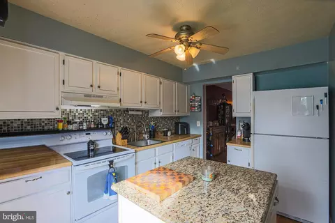 Kitchen - 48 Stoneway Pl, Nottingham, MD 21236 photo 2 of 4