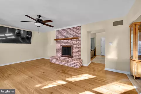 Living - 401 2nd Ave, Halethorpe, MD 21227 photo 1 of 3