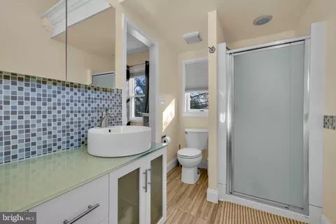 Bath - 401 2nd Ave, Halethorpe, MD 21227 photo 2 of 3