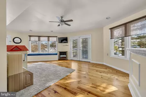Living - 401 2nd Ave, Halethorpe, MD 21227 photo 3 of 3