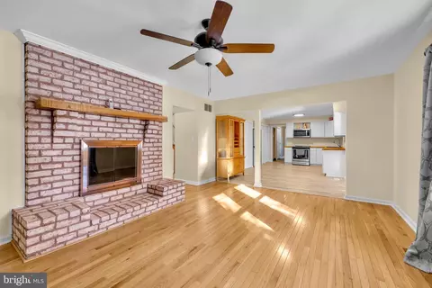 Living - 401 2nd Ave, Halethorpe, MD 21227 photo 2 of 3