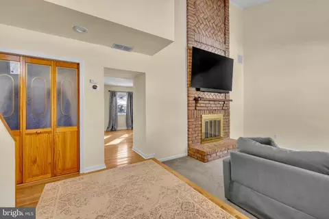 Entry Way - 401 2nd Ave, Halethorpe, MD 21227 photo 3 of 18
