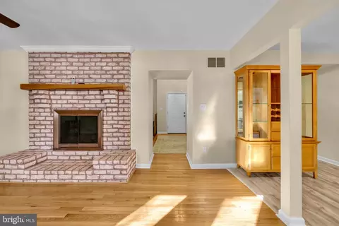 Entry Way - 401 2nd Ave, Halethorpe, MD 21227 photo 7 of 18